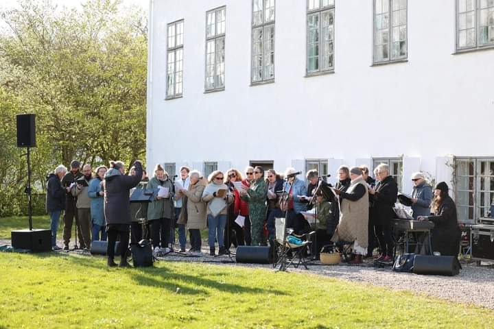 4. Maj 2023 Korsangere fra Fårup og Bjerregrav/Ålum kirkekor